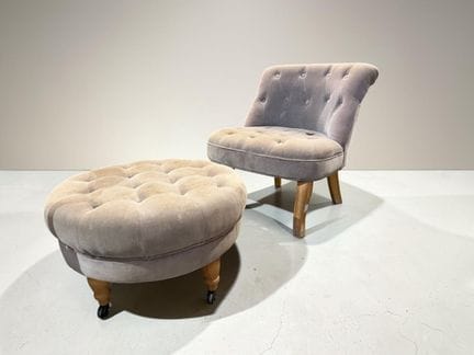 Chauffeuse basse moderne et un pouf à modèle.
H. d
