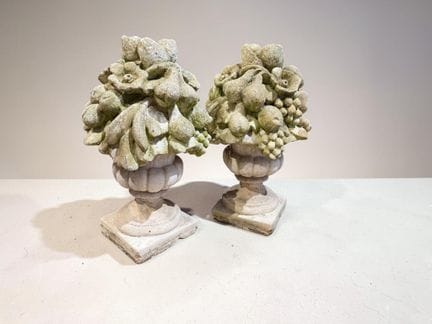 Paire de vases de jardin godronnés sur piédouche e