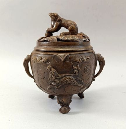 JAPON - XIXème siècle. 
Brule parfum en bronze à p