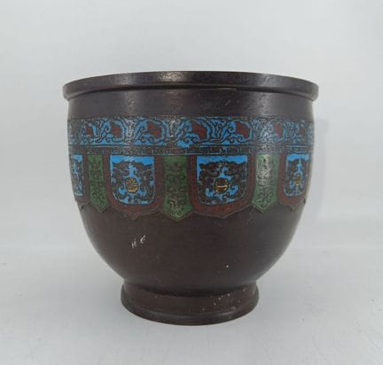 JAPON - Ère Meiji (XIXe)
Vase en bronze patiné à d