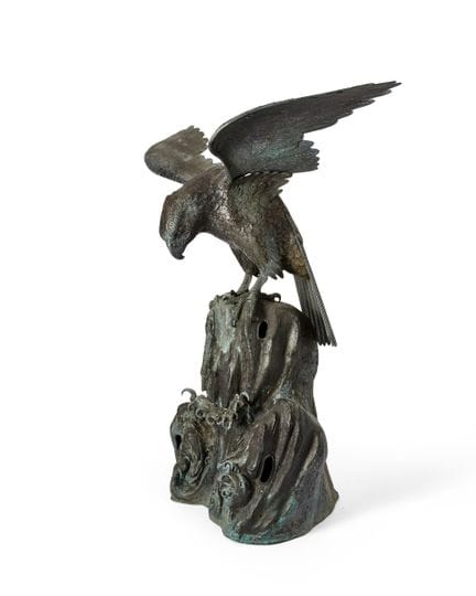 Eine japanische monumentale Statue „Adler auf Fels