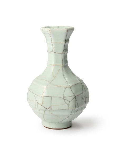 Vaso-bottiglia esagonale cinese di tipo Guan

Dina