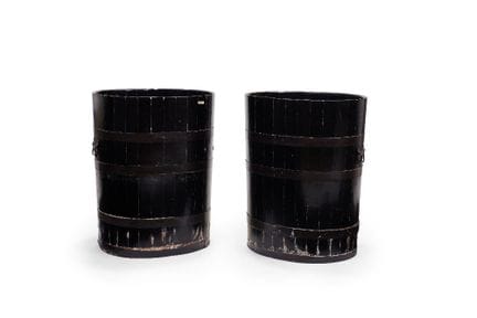 Paire de tonneaux japonais laqués de noir

Période