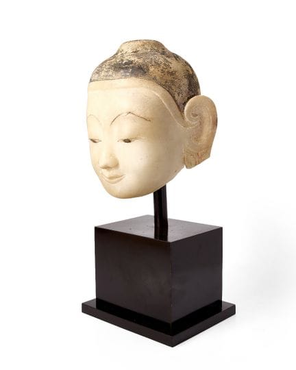 Tête de Bouddha en marbre peint, d'origine birmane