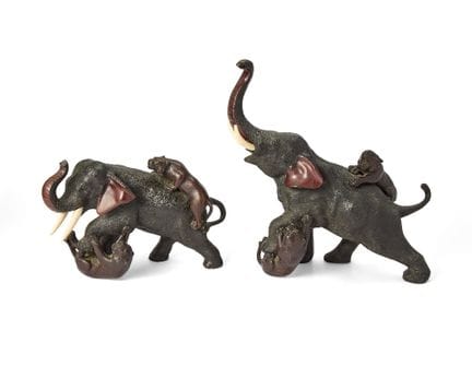 Deux okimono japonais en bronze représentant des t