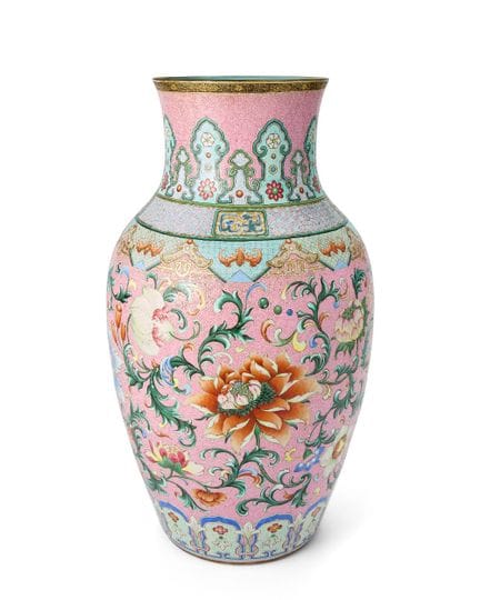 Un raro e magnifico vaso balaustra cinese “yangcai