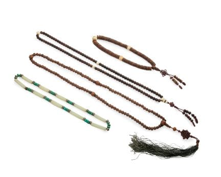 Tres rosarios chinos de cuentas de madera y un col