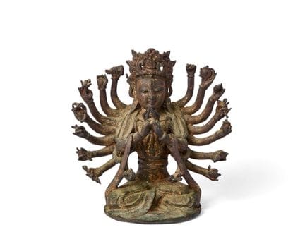Statue chinoise en bronze laqué doré représentant 