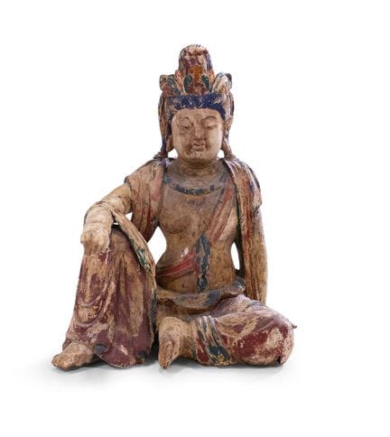 Una statuetta cinese in legno policromo raffiguran