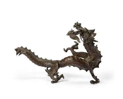 Ein japanisches Okimono aus Bronze in Form eines D