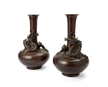 Paire de vases japonais en bronze représentant des