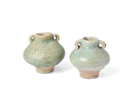 Deux petits pots de Sawankhalok à glaçure céladon
