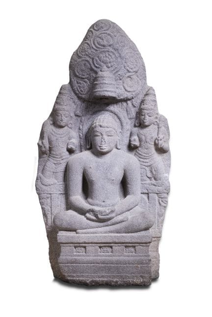 Stèle en granit gris représentant un Tirthankara j