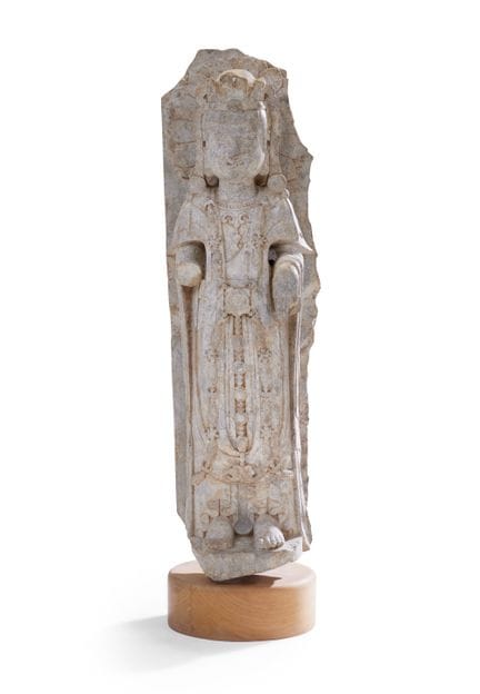 Eine große, aus Kalkstein gefertigte, stehende Bod