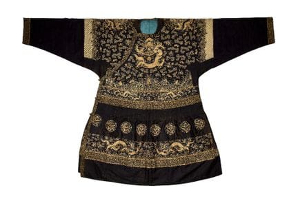 一件中国深蓝色底刺绣“龙纹”朝服（朝服）

清代，19世纪中叶

全袍以金线平绣，绣有四条面向前方的
