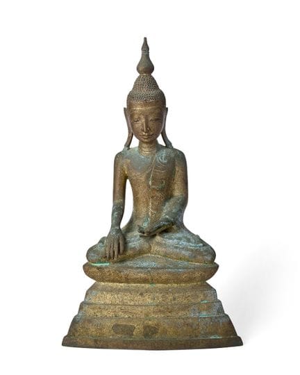 Eine thailändische Bronzestatue eines sitzenden Bu