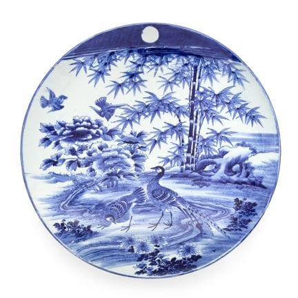 Une immense assiette japonaise bleue et blanche à 