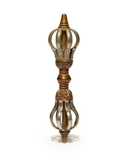 Un vajra tibétain à huit branches, en bronze argen