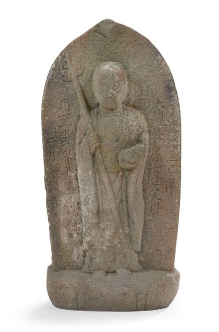 Eine japanische Steinfigur des stehenden Jizo Bosa