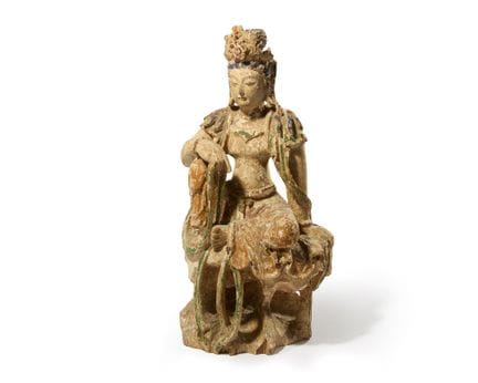 Una statuetta cinese in legno policromo raffiguran
