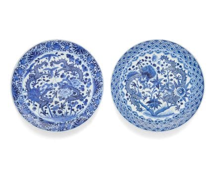 Coppia quasi identica di piatti cinesi blu e bianc