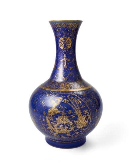 Vase-bouteille chinois à fond bleu et décor doré r