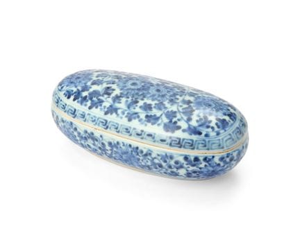 Scatola cinese con coperchio, decorata in blu e bi
