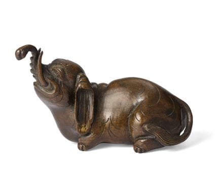 Un presse-papier chinois en bronze représentant un