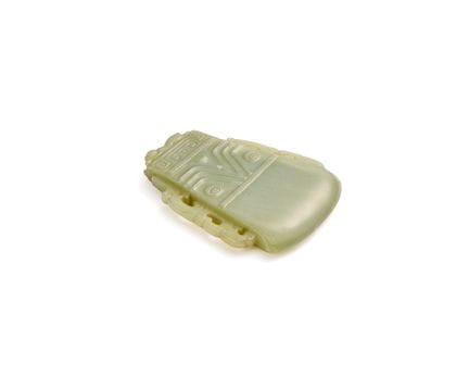 Plaque chinoise en jade vert en forme de « hache »