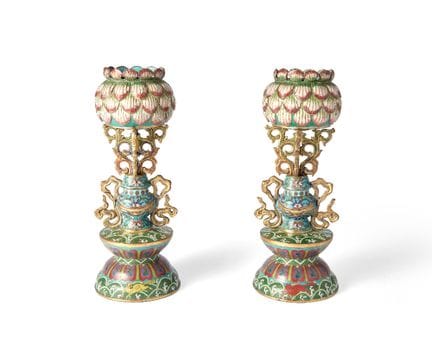 Paire de supports en cloisonné et champlevé représ