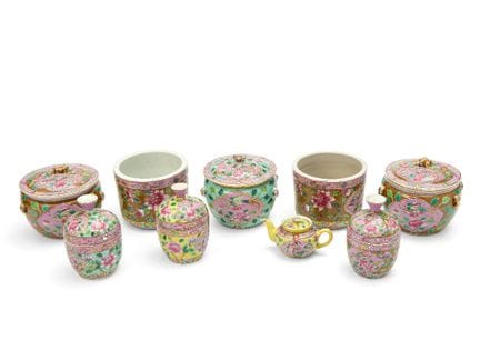 Un gruppo di oggetti in ceramica “famille rose” de