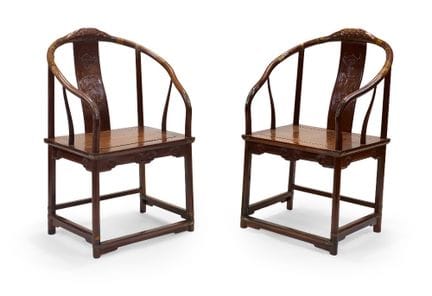 Paire de fauteuils chinois à dossier en fer à chev