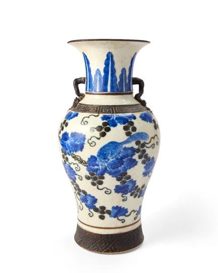 Vaso cinese blu e bianco con motivo “scoiattolo e 
