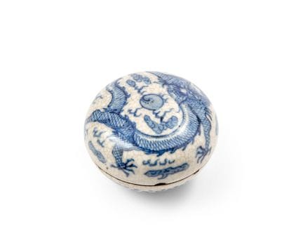 Scatola cinese in ceramica blu e bianca con motivo