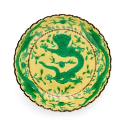 Piatto cinese con smalto giallo e verde raffiguran