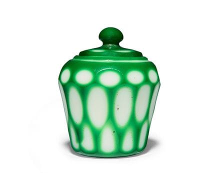 Jarre miniature chinoise à facettes en verre blanc