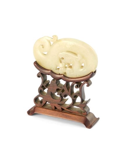 Sculpture chinoise en jade gris pâle représentant 