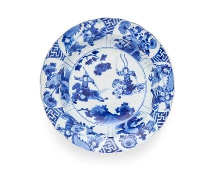 Piatto cinese blu e bianco raffigurante “guerrieri