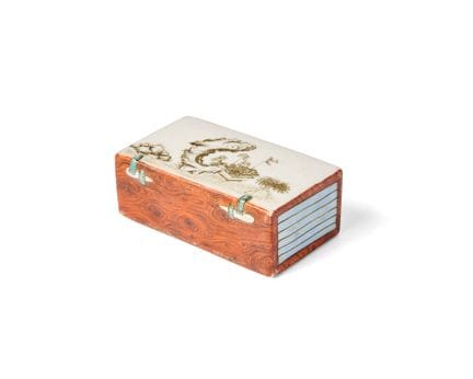 Un presse-papier chinois en forme de livre

Périod