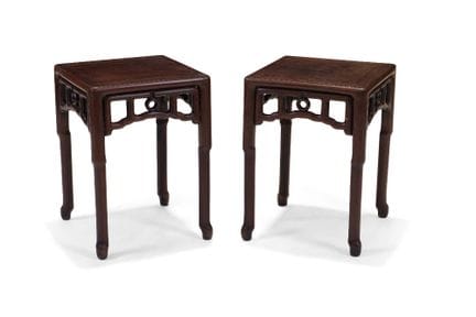 Paire de tabourets chinois en bois dur

XXe siècle