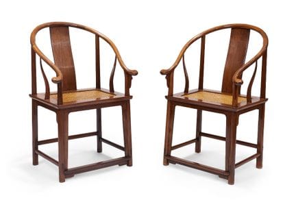 Paire de fauteuils chinois à dossier en fer à chev