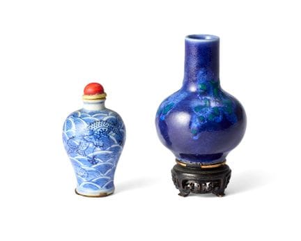 Une tabatière chinoise bleue et blanche et un tian