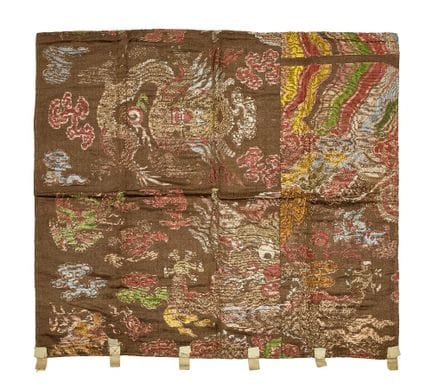 Un brocart de soie brun chinois à motifs de « drag