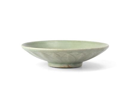 Plat chinois de Longquan à glaçure céladon, moulé 