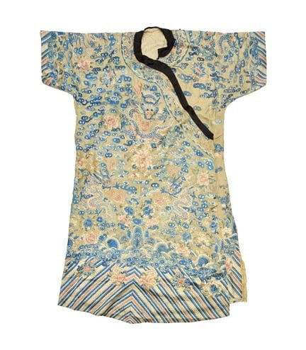 Une robe chinoise en soie brodée « aux neuf dragon