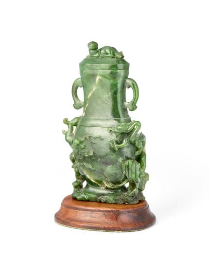 Vase et couvercle chinois en jade vert épinard, dé