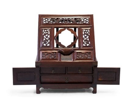 Un meuble de voyage chinois en huanghuali, servant