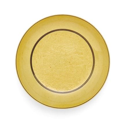 Une soucoupe chinoise à glaçure jaune représentant