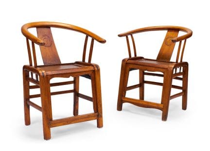 Paire de chaises chinoises en bois tendre à dossie