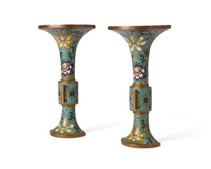 Paire de vases muraux chinois en émail cloisonné, 